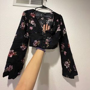 s black v neck floral cropped long sleeve